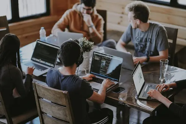 Equipo de desarrollo web Zenith Core trabajando en proyectos para clientes en Argentina